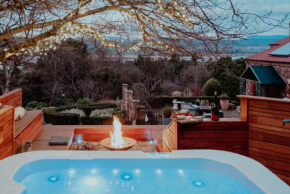 Outdoor Spa & Sauna with amazing views at Jaclyn Studio